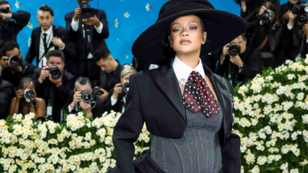 Rihanna anuncia su tercer embarazo durante su llegada a la Met Gala 2025