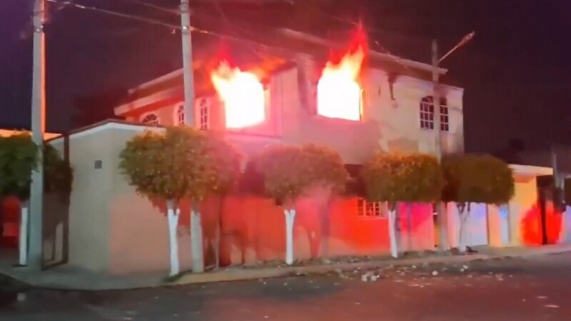 Agreden a vendedor ambulante y desatan la furia del pueblo