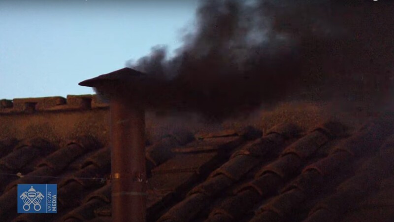 Humo negro: votación termina sin consenso para elegir papa
