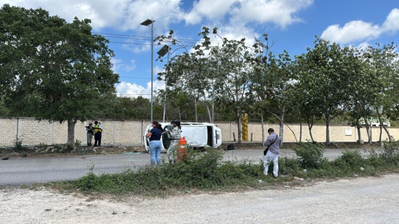 Volcadura de un auto deja a una persona lesionada en Cancún