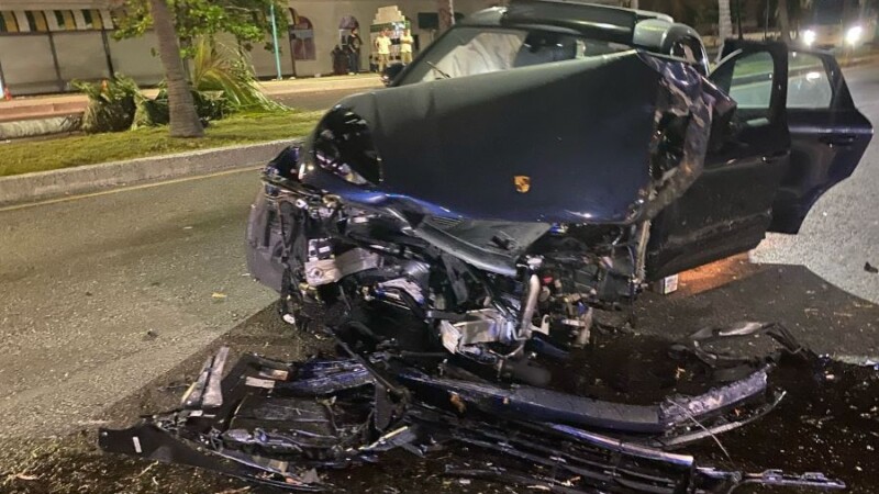 Destroza carrazo contra una palmera en la Zona Hotelera de Cancún
