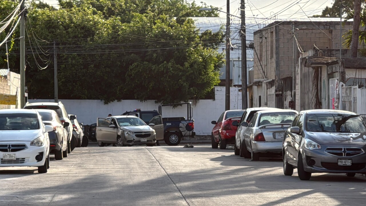 Detienen a presuntos delincuentes tras una persecución en la Región 228 de Cancún; los ocupantes de un Aveo habían atracado a una pareja en la 221.