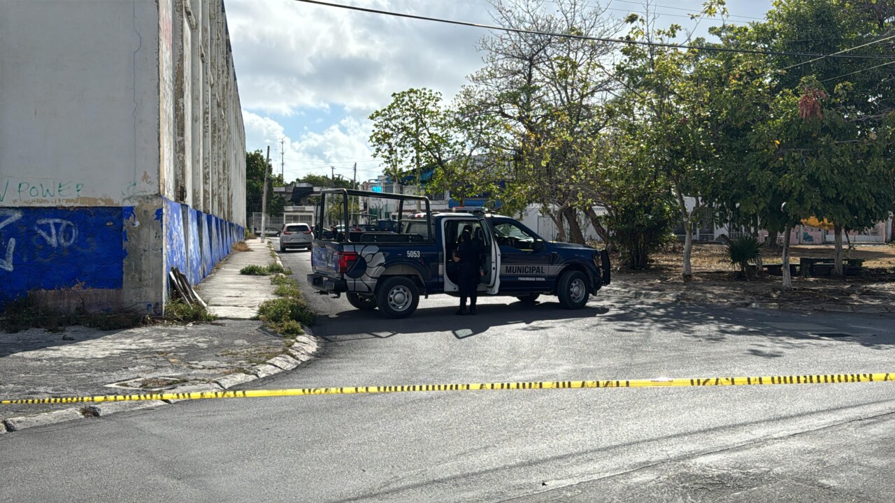 Hallan cuerpo ensabanado frente a colegio en la Supermanzana 59 de Cancún; los vecinos de la Unidad Morelos dieron aviso a las autoridades policiacas.