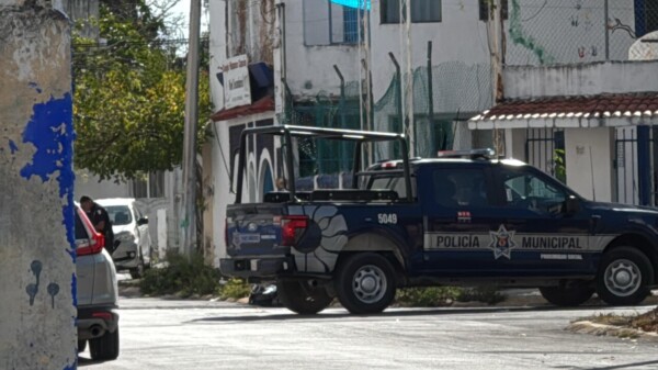 Hallan cuerpo ensabanado frente a colegio en la Supermanzana 59 de Cancún (VIDEO)
