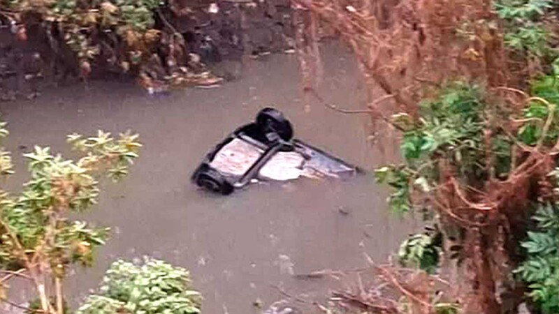 Estudiantes universitarios caen en auto a canal de aguas negras en Edomex y mueren