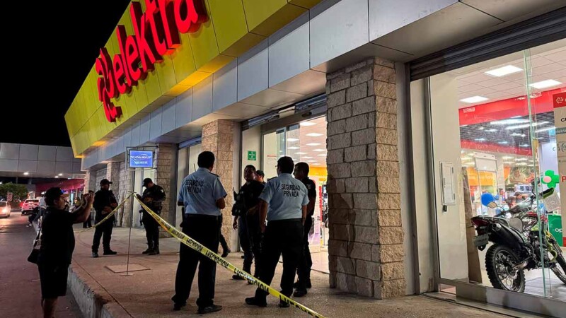 Intento de robo termina con disparos en sucursal de Elektra en Cancún