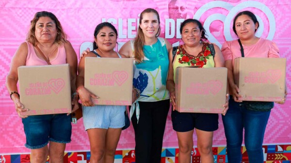 Atenea Gómez Ricalde entrega apoyos alimentarios del Programa Isleña de Corazón