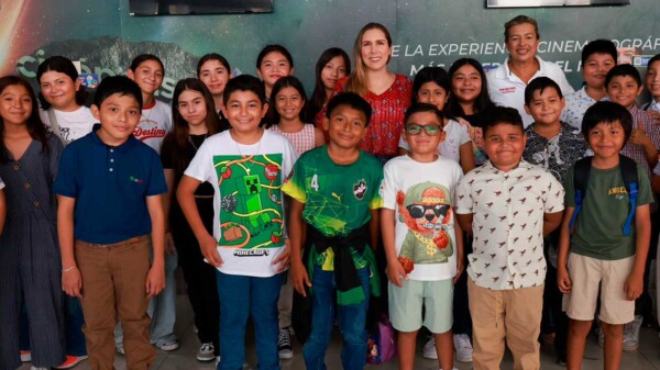 Atenea Gómez Ricalde lleva al cine a 400 niñas y niños de Isla Mujeres