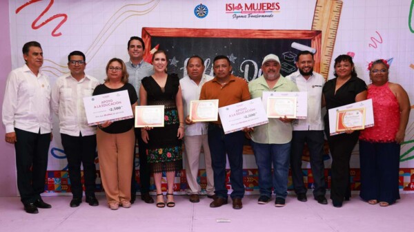 Celebran el esfuerzo y dedicación de las maestras y maestros de Isla Mujeres