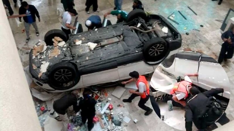 Automóvil cae desde un tercer piso en plaza de la CDMX