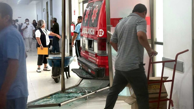 Ambulancia privada choca de reversa en urgencias del Hospital General de Cancún