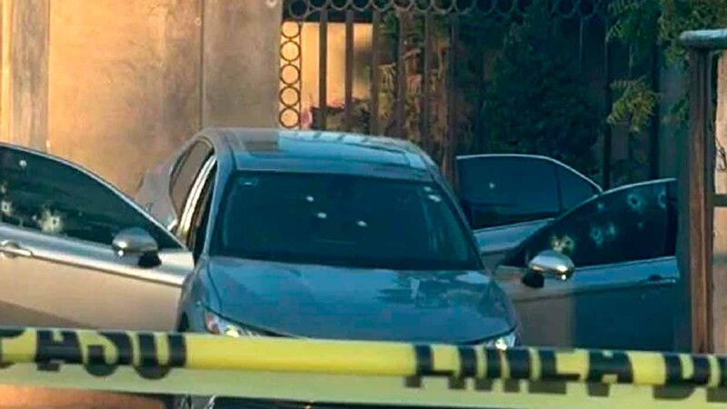 Policías ministeriales prófugos tras disparar 70 veces contra abogado que "confundieron"