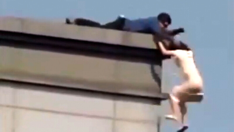 Policía salva "por un pelo" a mujer de salto mortal al vacío