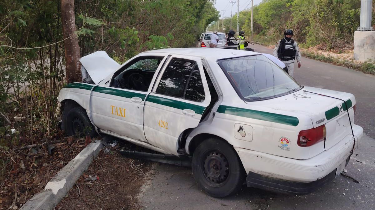 Taxista de Cancún pierde al vida en un accidente en el Ramal Norte (VIDEO); aparentemente pierde el control del volante y se impacta contra un árbol.