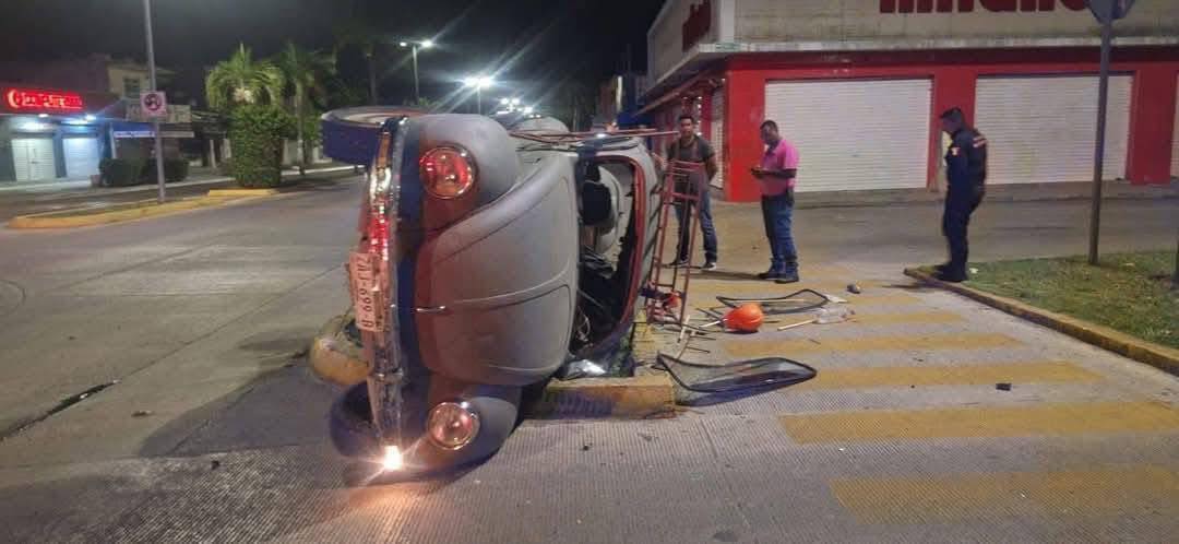 Fuerte choque entre un taxi y un ‘vocho’ en Chetumal; pese a lo aparatoso del accidente, no hubo lesionados de consideración.