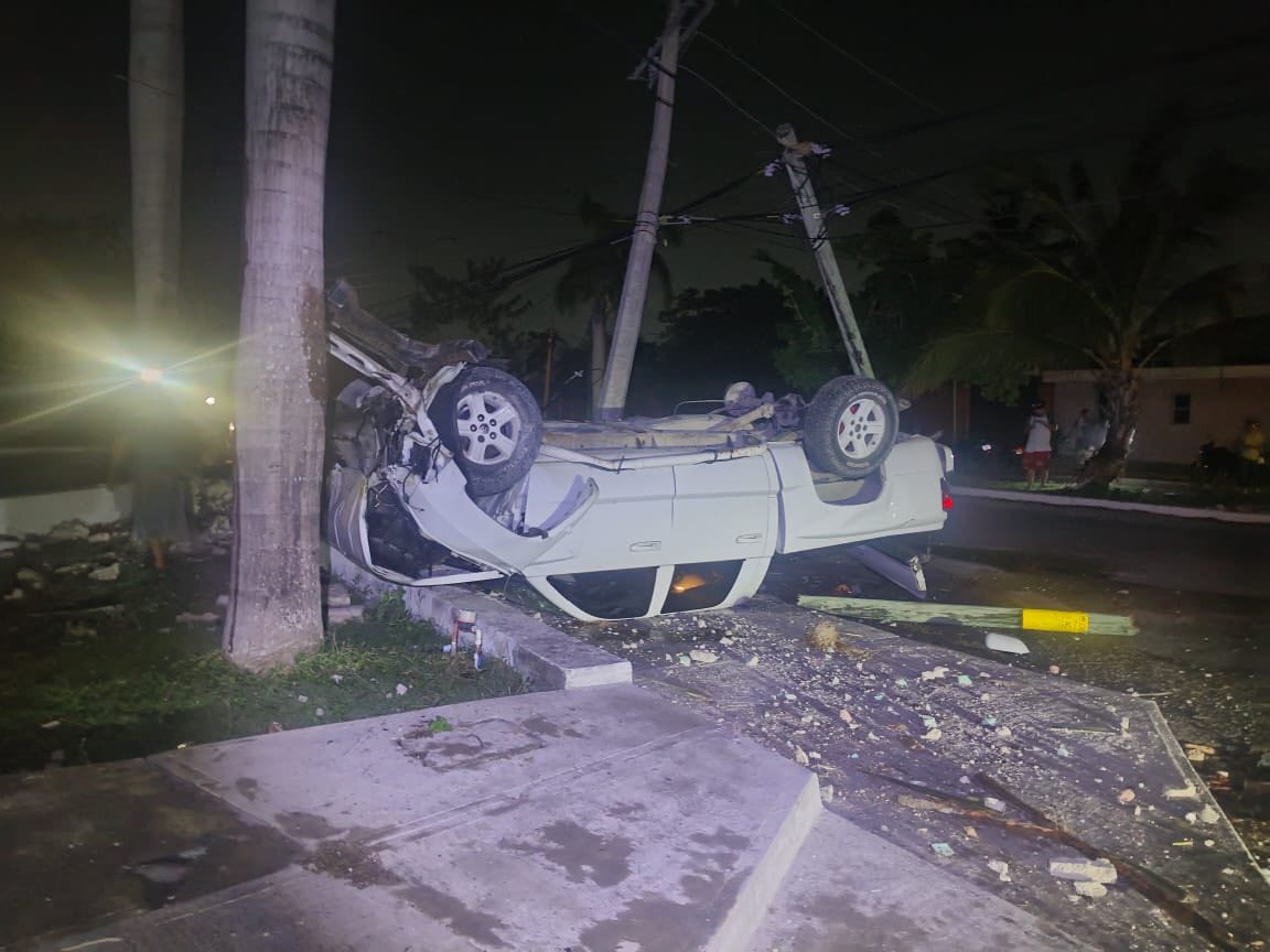 Terrible accidente deja a dos personas fallecidas en Chetumal; ocupantes de una camioneta chocan contra un poste y terminan volcados.