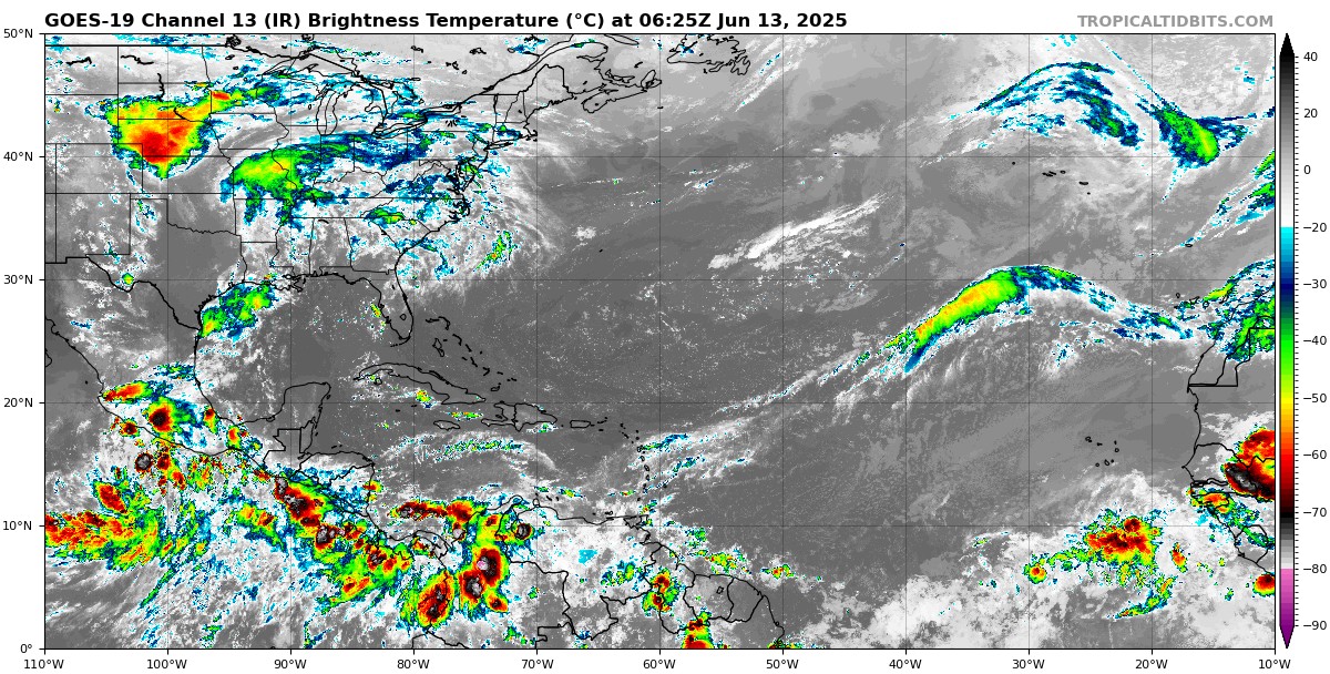 Ambiente caluroso a muy caluroso. Lluvias puntuales fuertes en Campeche y Quintana Roo, así como chubascos en Yucatán.