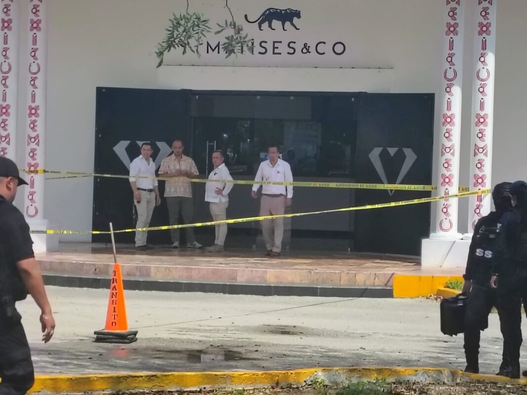 Detienen a dos por frustrado asalto a joyería en Puerto Morelos; los hechos se registraron la mañana del jueves.