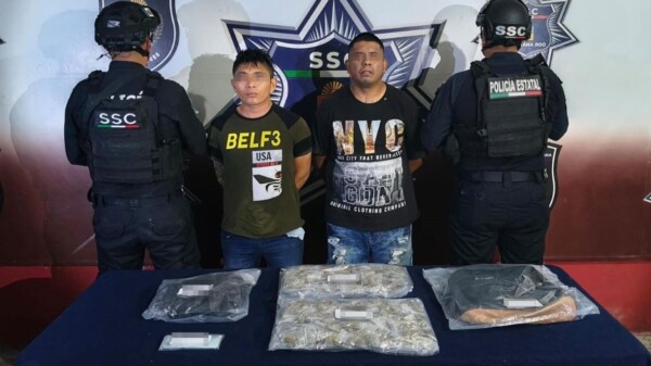 Aseguran a dos sujetos con 200 dosis de droga en la colonia Tres Marías en Cancún