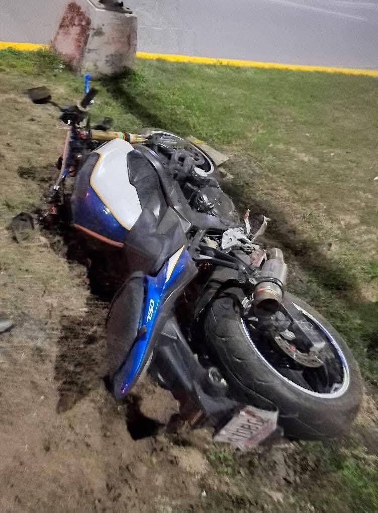 Muere motociclista en trágico accidente en la avenida Bonampak de Cancún; al parecer un vehículo que se dio a la fuga provocó que derrapara.