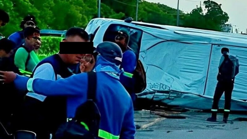 Aparatosa volcadura de una van de pasajeros en el tramo Tulum-Playa del Carmen