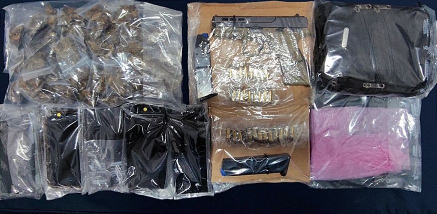 Detenidos con droga y un arma en filtro policial de Playa del Carmen; a dos hombres y una mujer les decomisaron varias dosis de enervantes.