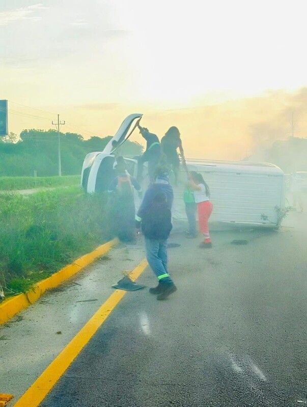 Aparatosa volcadura de una van de pasajeros en el tramo Tulum-Playa del Carmen; solamente el conductor ameritó traslado a un hospital.
