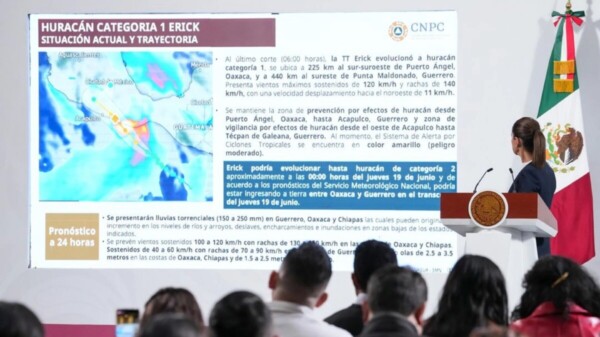 Avanza huracán ‘Erick’ rumbo a la costa de Oaxaca y Guerrero