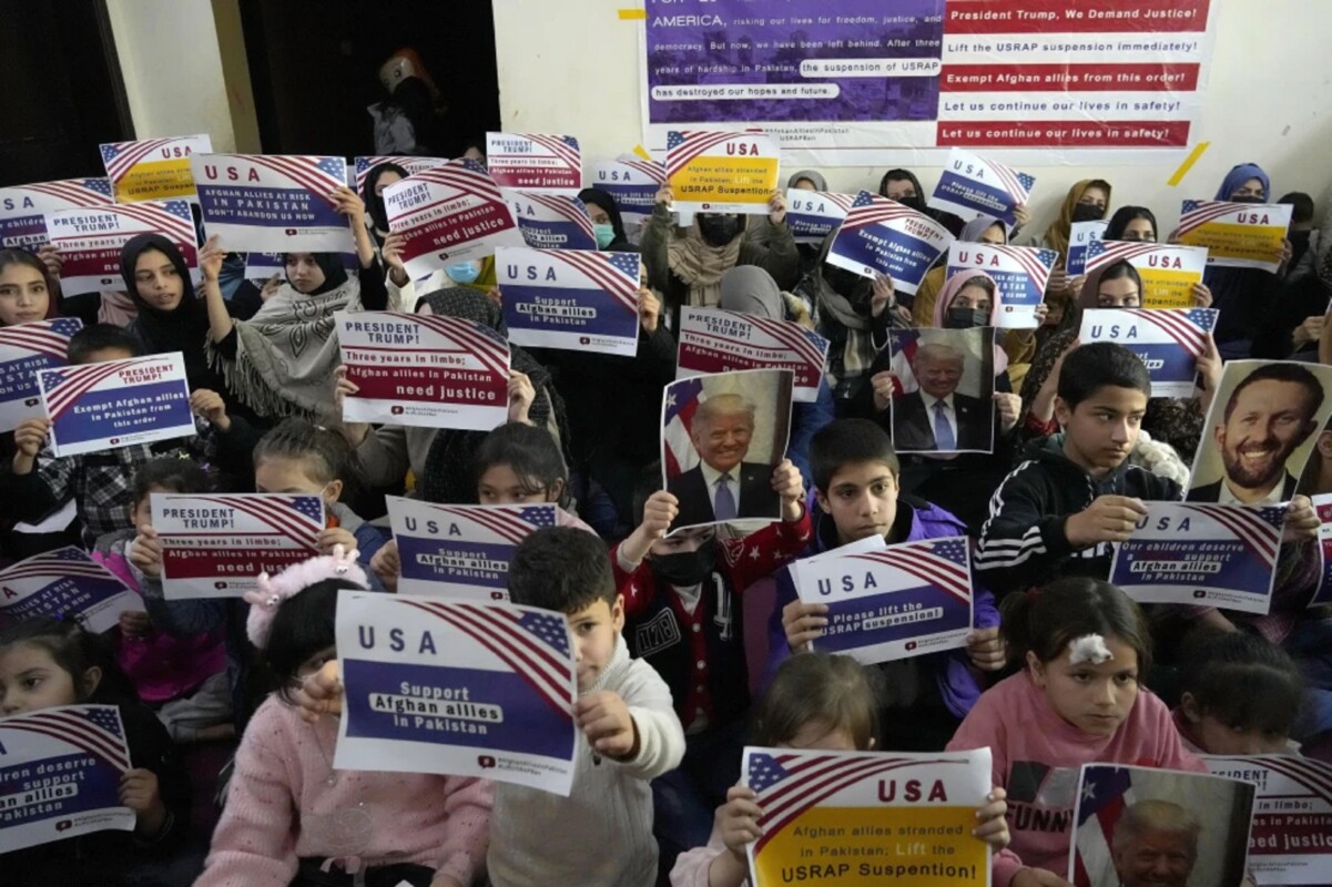 Refugiados afganos sostienen pancartas durante su reunión para discutir la situación después de que el presidente Donald Trump suspendió los programas de refugiados de Estados Unidos, en Islamabad, Pakistán. (AP Foto/Anjum Naveed, Archivo)