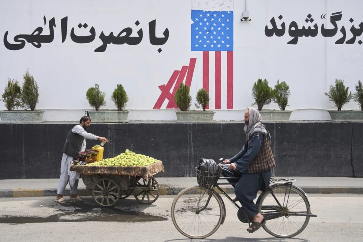 Imagen cotidiana afuera de donde antes estaba la embajada de Estados Unidos en Kabul, Afganistán, el 5 de junio de 2025. (AP Foto/Ebrahim Noroozi)