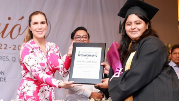 Atenea Gómez Ricalde acompaña como madrina de honor a la XII Generación del Colegio de Bachilleres Plantel Ciudad Mujeres