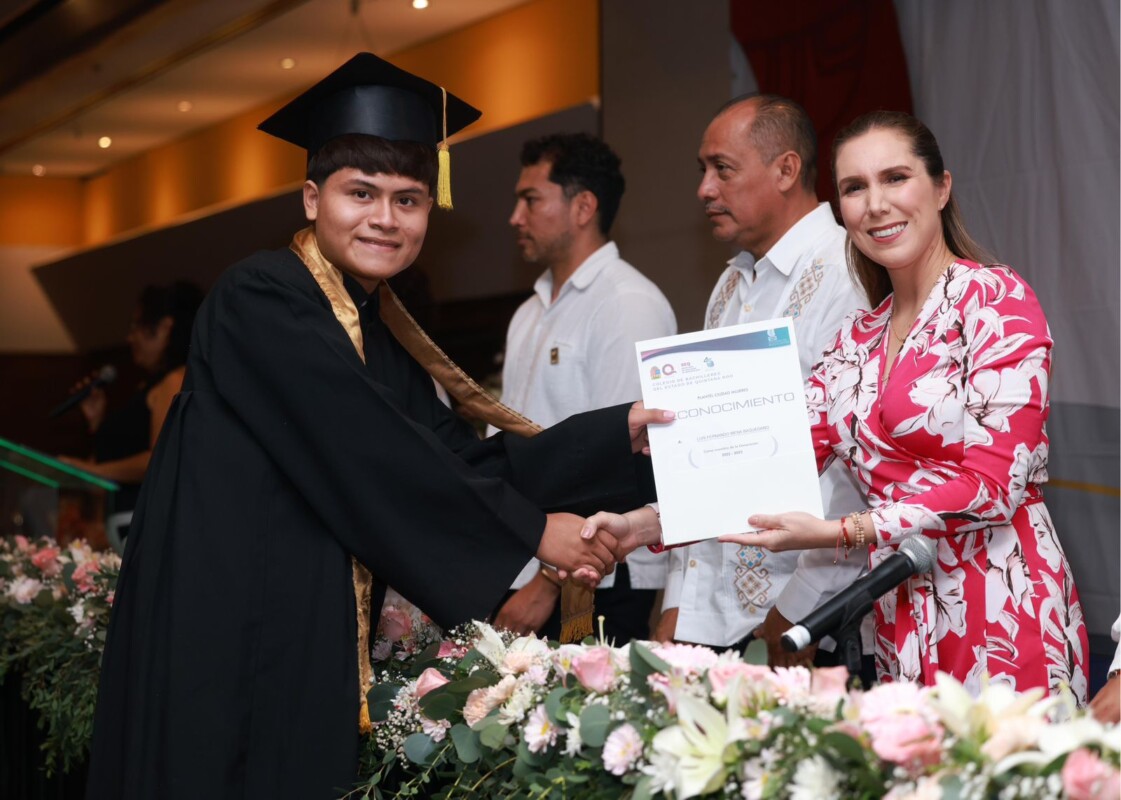 Atenea Gómez Ricalde acompaña como madrina de honor a la XII Generación del Colegio de Bachilleres Plantel Ciudad Mujeres