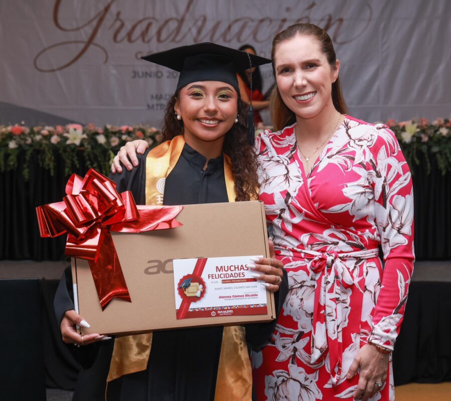 Atenea Gómez Ricalde acompaña como madrina de honor a la XII Generación del Colegio de Bachilleres Plantel Ciudad Mujeres
