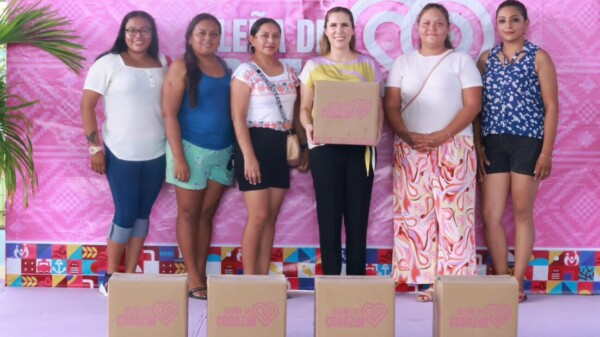 Atenea Gómez Ricalde entrega apoyos alimentarios del Programa “Isleña de Corazón” en la Isla
