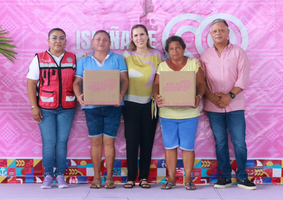 Atenea Gómez Ricalde entrega apoyos alimentarios del Programa “Isleña de Corazón” en la Isla