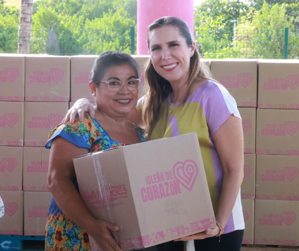 Atenea Gómez Ricalde entrega apoyos alimentarios del Programa “Isleña de Corazón” en la Isla