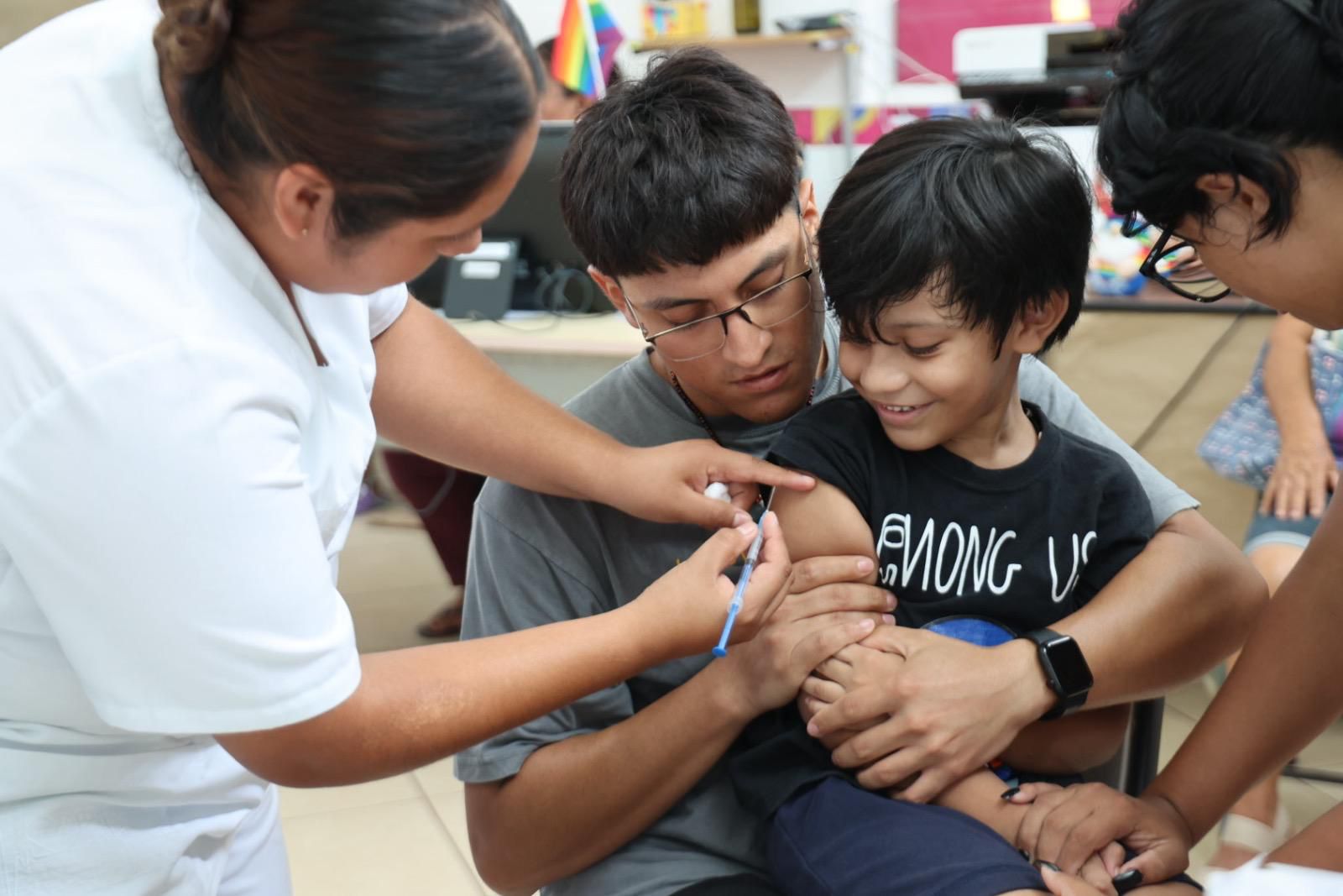Atenea Gómez Ricalde impulsa jornadas de vacunación para el bienestar de las familias isleñas