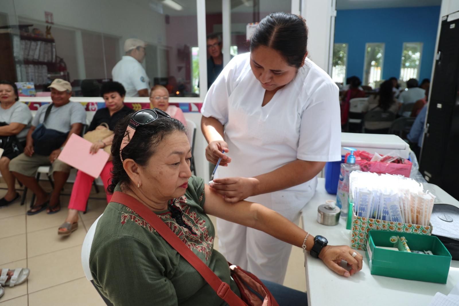 Atenea Gómez Ricalde impulsa jornadas de vacunación para el bienestar de las familias isleñas
