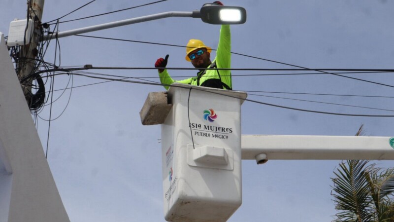 Atenea Gómez Ricalde mejora alumbrado público en beneficio de las familias de Isla Mujeres