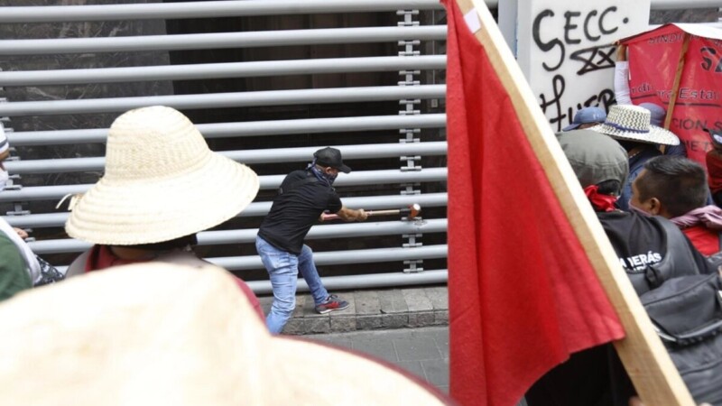 Irrumpe la CNTE en sede del SNTE; logran derribar puerta