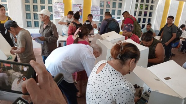 Rompe AMLO su ‘exilio’ y acude a votar a la elección judicial