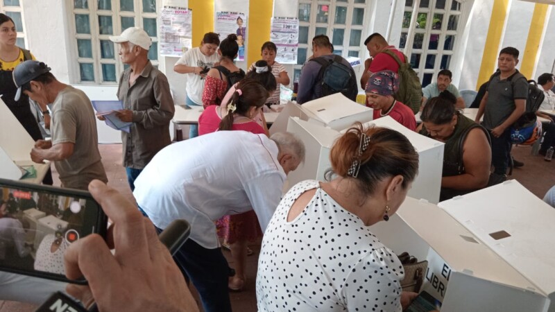 Rompe AMLO su ‘exilio’ y acude a votar a la elección judicial