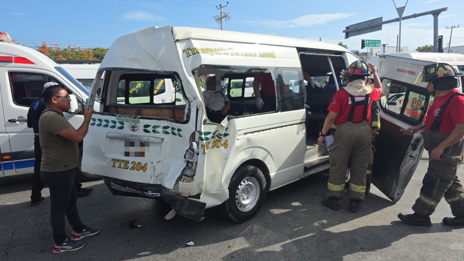Autobús de Valle provoca aparatosa carambola en la avenida López Portillo; al menos 8 pasajeros de dos combis resultaron lesionados.