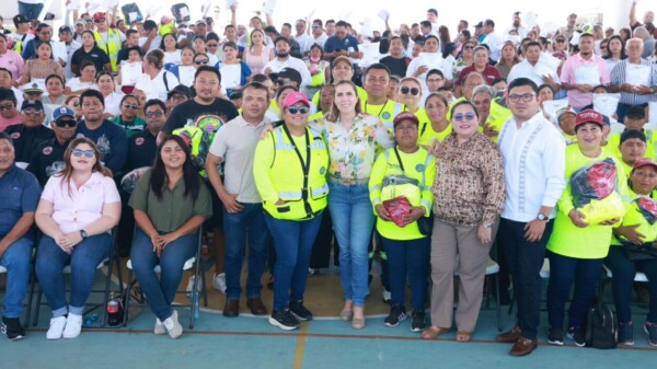 Isla Mujeres reconoce a su personal con entrega de uniformes y mejores condiciones laborales