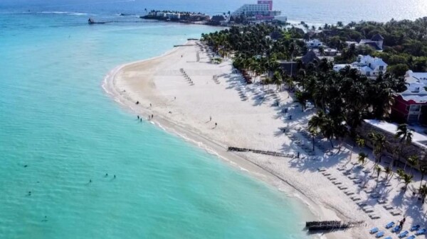 Playas de Isla Mujeres lucen limpias, ordenadas y libres de sargazo