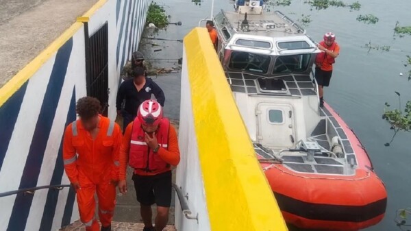 Rescata la marina a dos náufragos en la costa de Lázaro Cárdenas, Michoacán