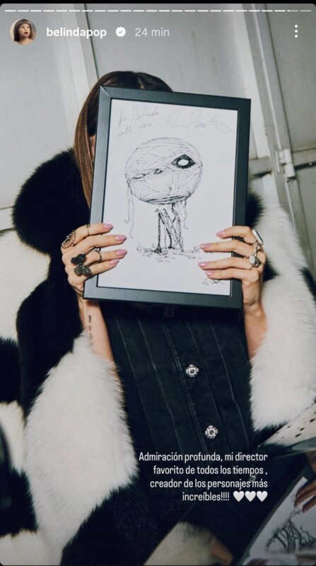 Tim Burton inmortaliza a Belinda con un dibujo durante su visita a México