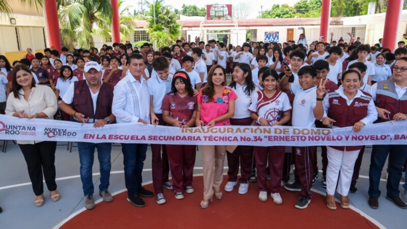 Entrega Mara Lezama su domo a 275 estudiantes de la secundaria 'Ernesto Novelo y Novelo' en Bacalar