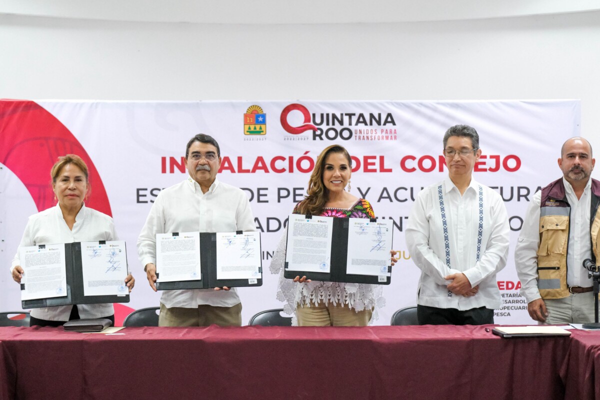 Se firman convenios con titulares de la Conapesca, Alejandro Flores Nava, y del IMIPAS, Víctor Manuel Vidal Martínez.