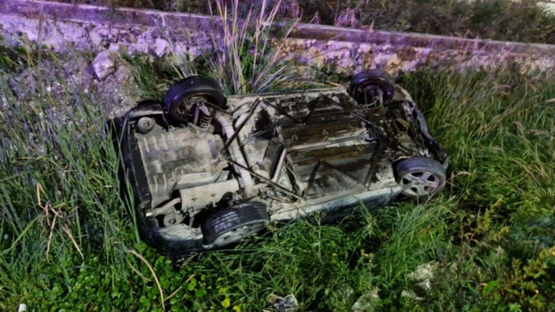 Volcadura en la Donceles deja a una mujer lesionada y daños materiales